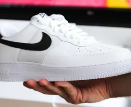 Met deze TikTok-hack krijg jij je witte sneakers weer als nieuw