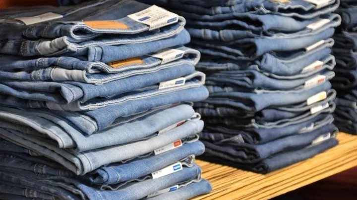 Zien: zó vouw je spijkerbroeken het makkelijkst en snelst op