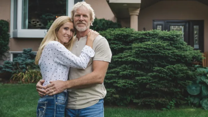 Woman discovers unpleasant surprise on family photo, immediately files for divorce
