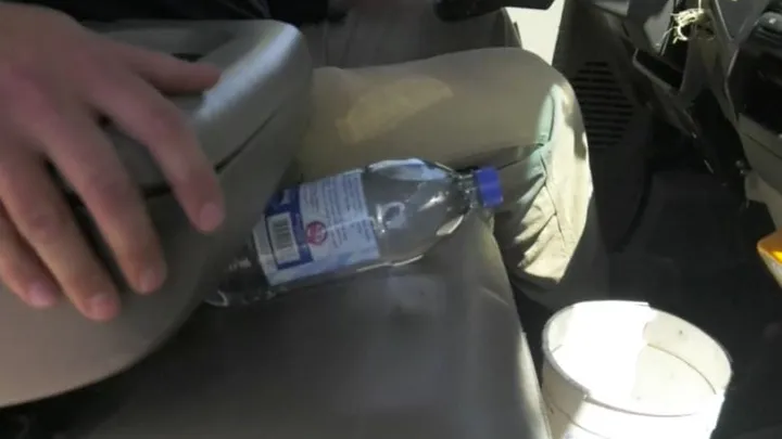Cuerpo de bomberos advierte: nunca dejes una botella de agua dentro de tu automóvil