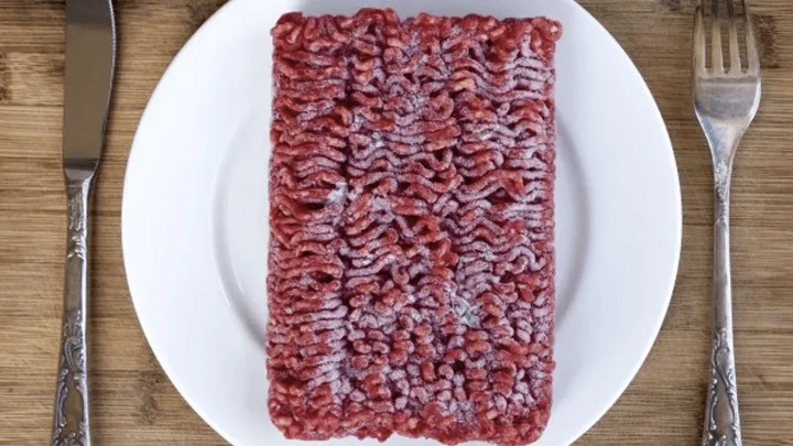お肉を解凍するのを忘れてしまった？この裏技を使えばすぐに解決！