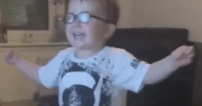 Noel de batman- en dinosaurusfan gaat opnieuw viraal met DIT fantastische filmpje!