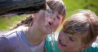 Zoveel glazen water moeten kinderen drinken op een hete dag