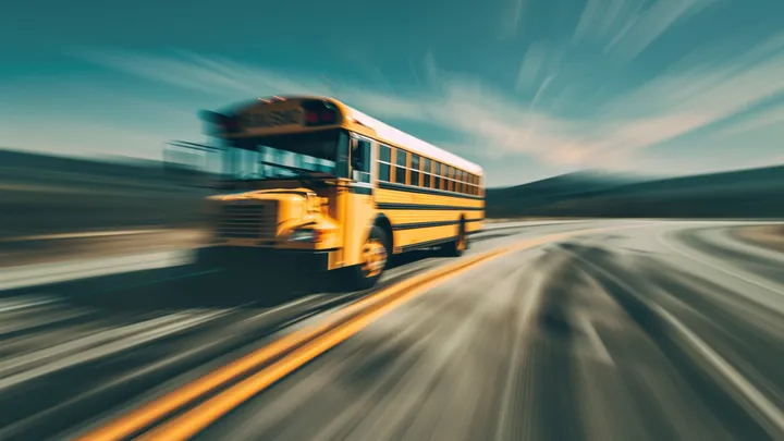 Een jongen ruikt iets vreemds in de schoolbus, kijkt één keer naar de chauffeur en belt 911