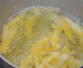 Er kocht einige Zitronen und trinkt das dabei entstandene Wasser sobald er wach wird. Verblüffender Effekt!