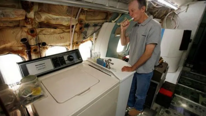 This man turned an airplane into his home - The inside looks pretty special