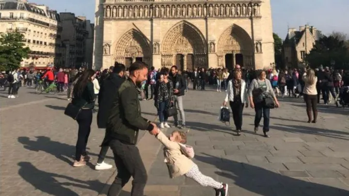 Zoekactie: wie zijn deze spelende 'vader en dochter' voor de Notre-Dame?