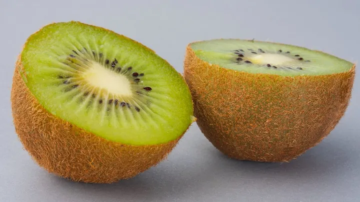 He aquí por qué es mejor comer un kiwi con piel