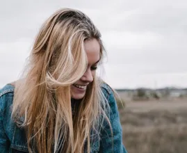 ¿Tienes el cabello grasoso? Es probable que te olvides de hacer esto
