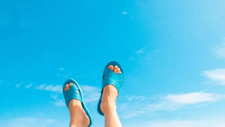 Pas op! In deze landen kun je beter niet met slippers aan rijden