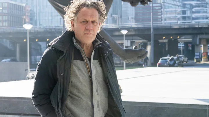 Kees van der Spek wordt slachtoffer van zakkenrollers in Wie is de Mol?