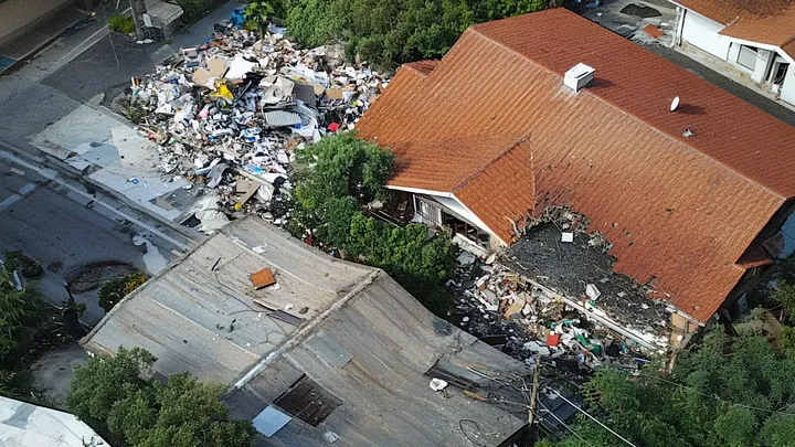 This 87-Year-Old Woman Has Not Cleaned Her House in 60+ Years – See the Photos