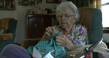 Lilian Weber van 100 jaar naait meer dan 1.000 jurkjes voor arme meisjes in Afrika! Dit is echt hartverwarmend!