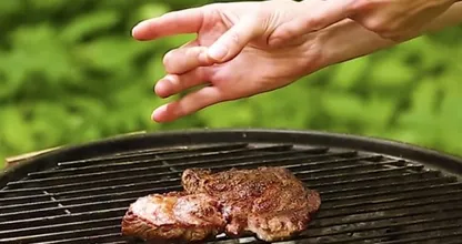 Ein kurzer Druck auf den Handballen verrät dir sofort wie gar dein Steak ist!