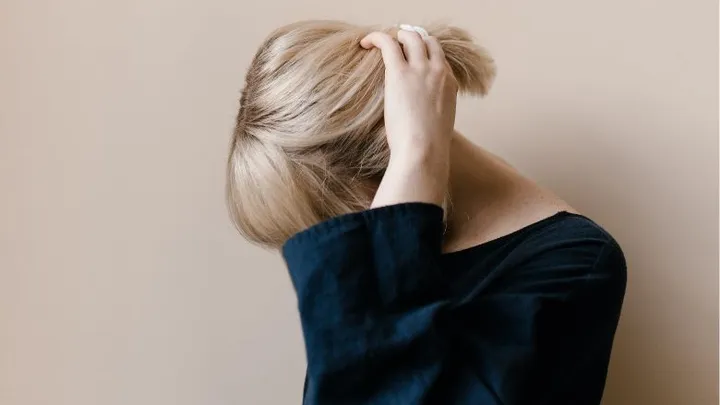 Oei: dit doen al die alcoholische versnaperingen met je haar