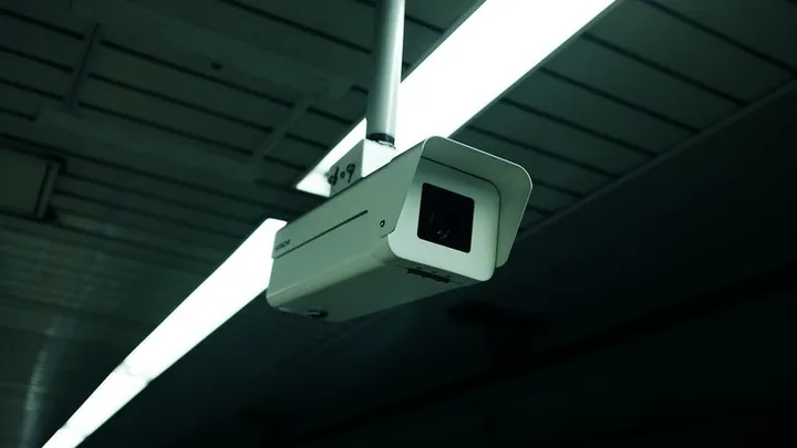 ¡Uy! Este policía no tenía ni idea de que una cámara oculta lo estaba vigilando.