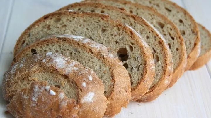 Questo è ciò che potrebbe accadere se avvolgi una fetta di pane attorno al piede! Lo proverai?