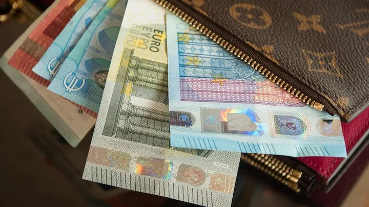 Tres cosas que nunca debe llevar en la cartera