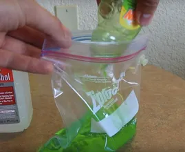 Oto dlaczego ten mężczyzna zamraża płyn do naczyń w zamykanej plastikowej torebce!