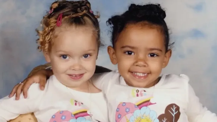 ¿Crees que estas dos chicas son de la misma familia? No creerás lo que son