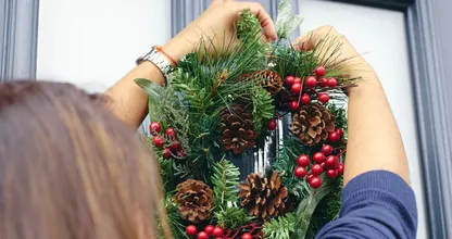 Zonder boren een kerstkrans ophangen? Ontdek onze gouden tip