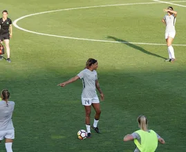 19-jarige Ellen mag als eerste vrouw in het mannenelftal spelen