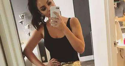 Deze vrouw draagt een outfit met een wel hele ongepaste opdruk en de reacties zijn hilarisch