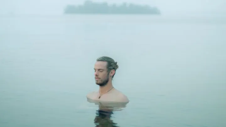Dit is waarom een duik in koud water zo goed voor je is