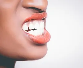 3 sinais de que você provavelmente range os dentes durante o sono