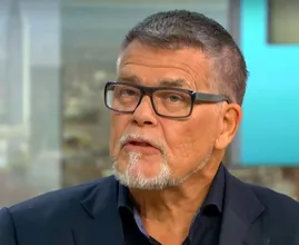 Emile Ratelband (71) voor de achtste keer vader geworden