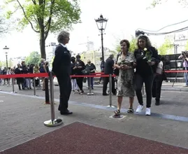Honderden mensen in de rij bij Carré voor afscheid Peter R. de Vries