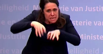 Gebarentolk Irma Sluis gaat tijdens persconferentie viraal met ‘hamsteren’-gebaar