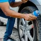 タイヤの上にボトルを発見したら、迷わず警察を呼ぶべき理由がここにある