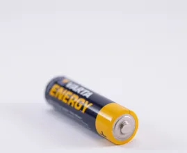 Dit is waarom je een batterij nooit in de prullenbak moet gooien