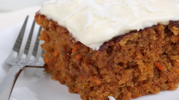 Dieser herrliche Karottenkuchen hat nur 6 Zutaten! Und KEINEN Zucker!