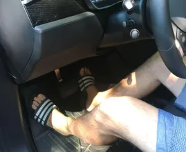 Met slippers aan of op blote voeten autorijden: mag dat nu wel of niet?