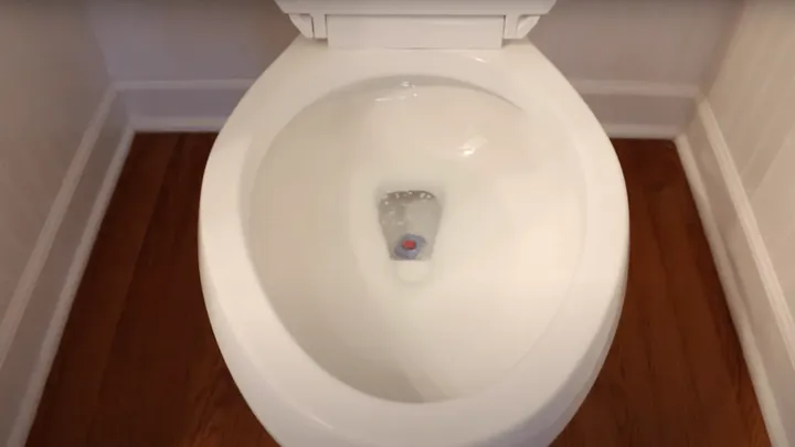 Werfen Sie einen Spülmaschinentab in Ihre Toilette und staunen Sie über die Verwandlung!