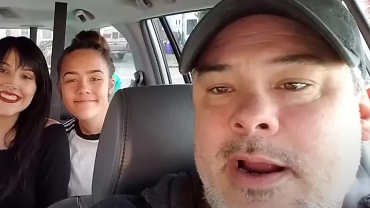 Família leva o choque de sua vida ao ver que alguém está escondido na parte de trás do carro
