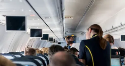 Aha! Das ist also der Grund warum Stewardessen ihre Hände immer auf dem Rücken halten wenn du ins Flugzeug steigst!