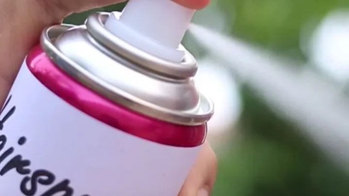 6 praktische Nutzen von Haarspray, die nichts mit deiner Frisur zu tun haben