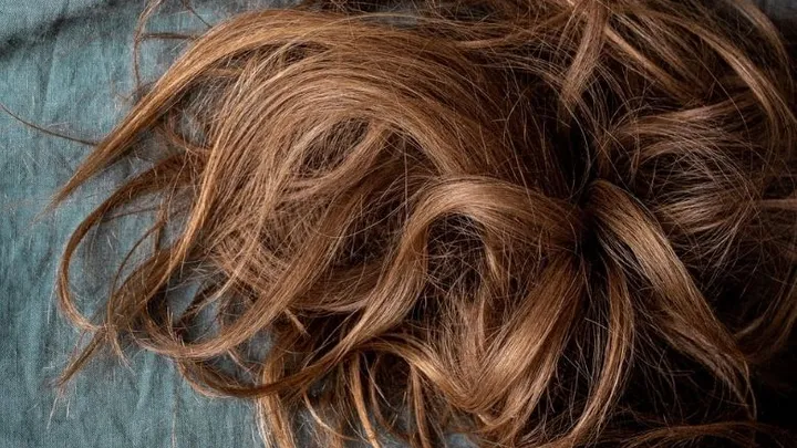7 gewoontes uit je avondroutine die schadelijk zijn voor je haar