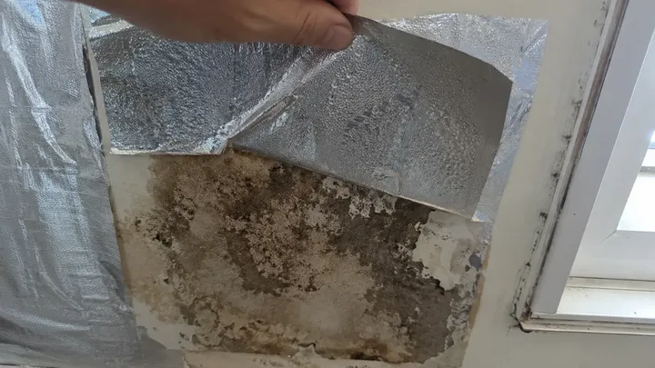 Die Menschen kleben Aluminiumfolie an ihre Wände - und das Ergebnis kann Ihnen eine Menge Arbeit und Geld sparen