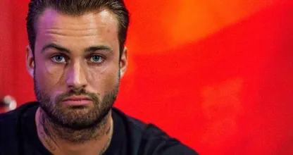 Dave Roelvink krijgt klappen bij verboden demonstratie Museumplein 
