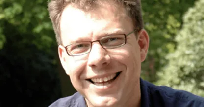 Bijna niemand weet wie deze man is, tótdat je zijn stem hoort! Dan weet je het meteen!