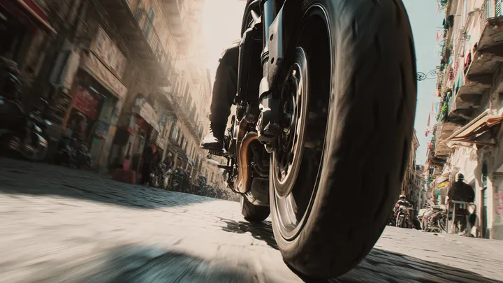 Un motard sans permis spectaculairement stupide roule imprudemment - puis aggrave la situation lorsqu'il aperçoit la police