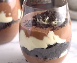 Dieses verlockende Oreo-Baileys Dessert wirst du Schicht für Schicht auskosten!