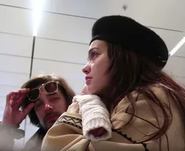 Bibi gaat voor het eerst zonder baby Teddy op reis en dat zorgt voor tranen