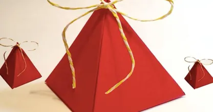 Klaar met het standaard pakpapier? Zo maak je een 'kadoos' in de vorm van een piramide!