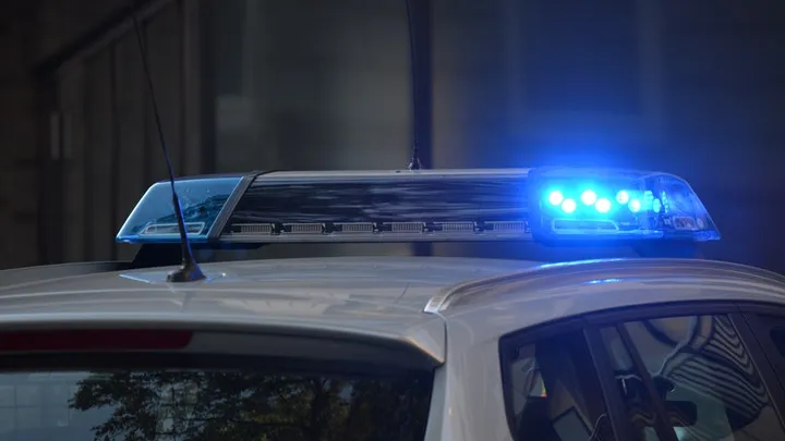 Niño entra al autobús descalzo, el conductor llama inmediatamente a la policía
