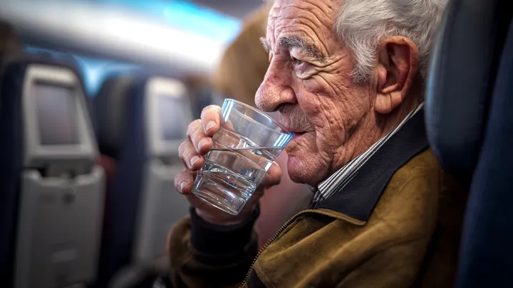 Mãe permite que um veterano ocupe seu assento no avião - fica pálida quando percebe quem ele é..